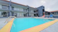 ein großes Schwimmbad vor einem Gebäude in der Unterkunft South Padre Island Lodge in South Padre Island