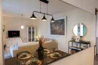 Televízia a/alebo spoločenská miestnosť v ubytovaní Glyfada golf fourth floor apartment