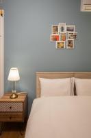 Posteľ alebo postele v izbe v ubytovaní Glyfada golf fourth floor apartment