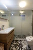 Kúpeľňa v ubytovaní Glyfada golf fourth floor apartment