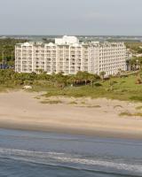 ein großes weißes Gebäude am Strand mit Strand in der Unterkunft The Resort on Cocoa Beach in Cocoa Beach