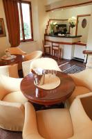 A seating area at Hotel Tirreno