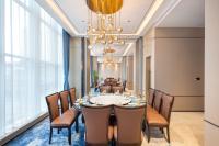 Un comedor con una mesa y sillas y una lámpara de araña. en Home2 Suites by Hilton Chongqing Yubei, en Chongqing
