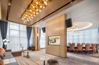 una sala de conferencias con una mesa y sillas en Home2 Suites by Hilton Chongqing Yubei, en Chongqing