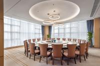 una sala de conferencias con una mesa grande y sillas en Home2 Suites by Hilton Chongqing Yubei, en Chongqing