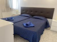 A bed or beds in a room at Victoria Court Apartment 13A2