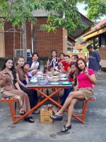 Un groupe de personnes assises autour d'une table de pique-nique dans l'établissement สุขทวีรีสอร์ท อ่าวมะนาว, à Prachuap Khiri Khan