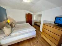 Łóżko lub łóżka w pokoju w obiekcie Chalet Augustine Hinterglemm Zentrum