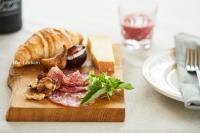 ein Teller mit Essen mit Fleisch und Brot auf einem Tisch in der Unterkunft Sid Valley Country House Hotel in Sidmouth