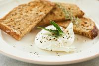 einen Teller mit Eiern und Toast in der Unterkunft Sid Valley Country House Hotel in Sidmouth