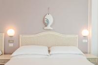 A bed or beds in a room at Hotel Roxy & Beach