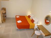En eller flere senge i et v&aelig;relse p&aring; Niki Studios and Apartments By Hotelius