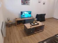 Telewizja i/lub zestaw kina domowego w obiekcie Appartement comme à la maison