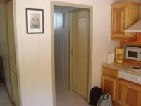 eine Küche mit einer Tür, die in eine Küche führt in der Unterkunft Gîte le soleil d&#39;eau 3 in Meyras