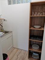 A cozinha ou cozinha compacta de Lizi Apartman