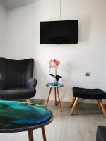 Televízia a/alebo spoločenská miestnosť v ubytovaní Anthis Studios