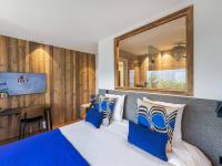 Łóżko lub łóżka w pokoju w obiekcie Appartement Courchevel - 3 chambres, 6 personnes, cheminée, parking, Wi-Fi - FR-1-564-91