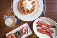 レッド・ロッジにあるThe Pollard Hotelのワッフル2枚とコーヒー1杯が置かれたテーブル