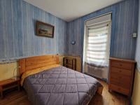 Łóżko lub łóżka w pokoju w obiekcie Holiday flat with sea and garden view, just 400m from the beach in Port-Blanc