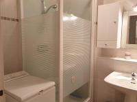 Kúpeľňa v ubytovaní F2 avec parking, terrasse & wifi à Amélie-les-Bains, animaux acceptés - FR-1-703-53