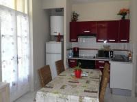 Kuchyňa alebo kuchynka v ubytovaní Charmant F2 avec balcon et parking, proche cure et centre-ville – Amélie-les-Bains - FR-1-703-84