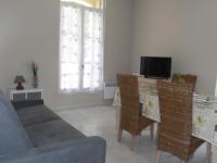 Televízia a/alebo spoločenská miestnosť v ubytovaní Charmant F2 avec balcon et parking, proche cure et centre-ville – Amélie-les-Bains - FR-1-703-84