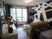 Posedenie v ubytovaní Studio confort avec balcon, clim, parking privé, à 50m des Thermes et 100m du centre, à Amélie-les-Bains - FR-1-703-59