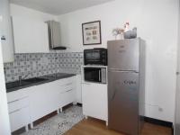 Kuchyňa alebo kuchynka v ubytovaní Studio confort avec balcon, clim, parking privé, à 50m des Thermes et 100m du centre, à Amélie-les-Bains - FR-1-703-59