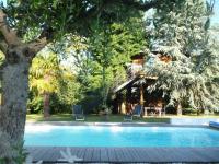 Bazén v ubytovaní Cabane perchée avec lit king-size, salle d'eau, kitchenette, TV, Wi-Fi et petit-déjeuner inclus - FR-1-306-1237 alebo v jeho blízkosti