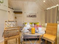 Posedenie v ubytovaní Cabane perchée avec lit king-size, salle d'eau, kitchenette, TV, Wi-Fi et petit-déjeuner inclus - FR-1-306-1237
