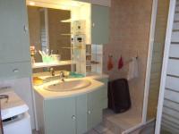 Kúpeľňa v ubytovaní Appartement F3 avec garage et loggia, 4 couchages, proche Thermes et centre-ville, Amélie-les-Bains - FR-1-703-147