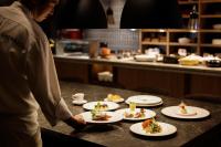 广岛广岛喜来登大酒店的厨师在柜台上准备食物