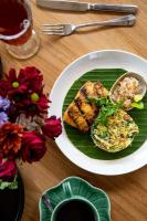 een bord met rijst en vlees op een bananenblad bij Deep Roots Dive & Yoga Resort in Nusa Penida