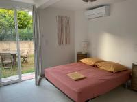Posteľ alebo postele v izbe v ubytovaní 2 chambres et jardin à Bormes - Le Lavandou