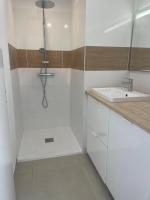 Kúpeľňa v ubytovaní 2 chambres et jardin à Bormes - Le Lavandou