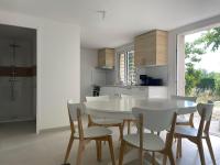 Kuchyňa alebo kuchynka v ubytovaní 2 chambres et jardin à Bormes - Le Lavandou