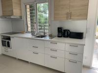 Kuchyňa alebo kuchynka v ubytovaní 2 chambres et jardin à Bormes - Le Lavandou