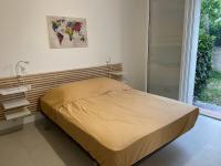 Posteľ alebo postele v izbe v ubytovaní 2 chambres et jardin à Bormes - Le Lavandou