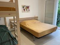 Posteľ alebo postele v izbe v ubytovaní 2 chambres et jardin à Bormes - Le Lavandou