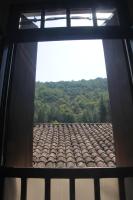 - une vue sur un toit en carrelage depuis une fenêtre dans l&#39;établissement Lovely Cevenol village house, à Saint-Laurent-le-Minier