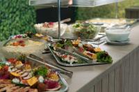 un buffet pieno di diversi tipi di cibo su un tavolo di Thermal Hotel Garden a Hajdúszoboszló