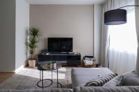 TV a/nebo společenská místnost v ubytování Acropolis Deluxe 2BR Apartment