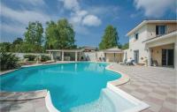 a swimming pool in the backyard of a house at Stunning Home In Saint-vivien-de-medoc With 4 Bedrooms And Outdoor Swimming Pool in Saint-Vivien-de-Médoc