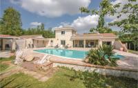 a house with a swimming pool in a yard at Stunning Home In Saint-vivien-de-medoc With 4 Bedrooms And Outdoor Swimming Pool in Saint-Vivien-de-Médoc