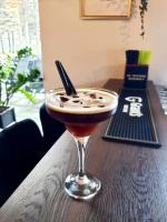 Una bebida encima de una mesa de madera. en VANTA Business Center, en Skawina