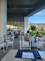 um homem sentado numa mesa num pátio em Sea Moon Cam Ranh Beach House em Cam Ranh