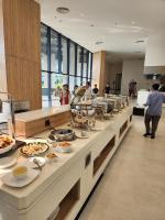 um buffet com comida num restaurante em Sea Moon Cam Ranh Beach House em Cam Ranh