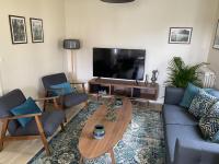 Telewizja i/lub zestaw kina domowego w obiekcie Magnifique T3 au centre, jardin privatif, proche thermes, wifi, parking, jeux extérieurs, lave-linge/sèche-linge - FR-1-541-94