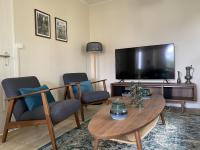 Telewizja i/lub zestaw kina domowego w obiekcie Magnifique T3 au centre, jardin privatif, proche thermes, wifi, parking, jeux extérieurs, lave-linge/sèche-linge - FR-1-541-94