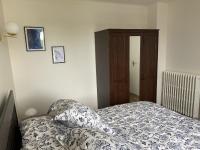 Łóżko lub łóżka w pokoju w obiekcie Magnifique T3 au centre, jardin privatif, proche thermes, wifi, parking, jeux extérieurs, lave-linge/sèche-linge - FR-1-541-94